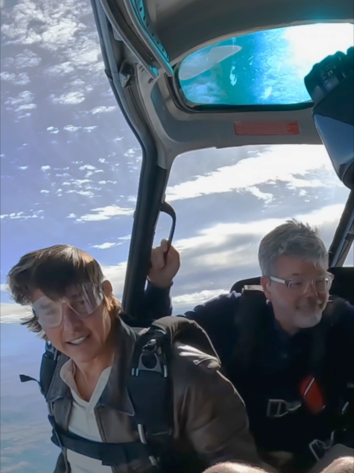 🪂 Tom Cruise en un día normal de filmación. Estas escenas las puedes ver en la gran pantalla. #MisiónImposible – La Sentencia Final. ¡Ya está en cines! Compra ya tus boletos.