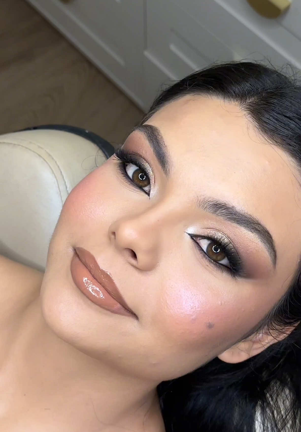 Dá só uma olhada nessa amostra do próximo tutorial que vou liberar no YouTube! Já se inscreveu? Comenta aqui se quer ver o vídeo completo! 💬👇 #BelezaComPropósito #MakeProfissional #MaquiadoraProfissional #DicasDeMaquiagem #MakeIniciante #CleiaLiller #tiktok 