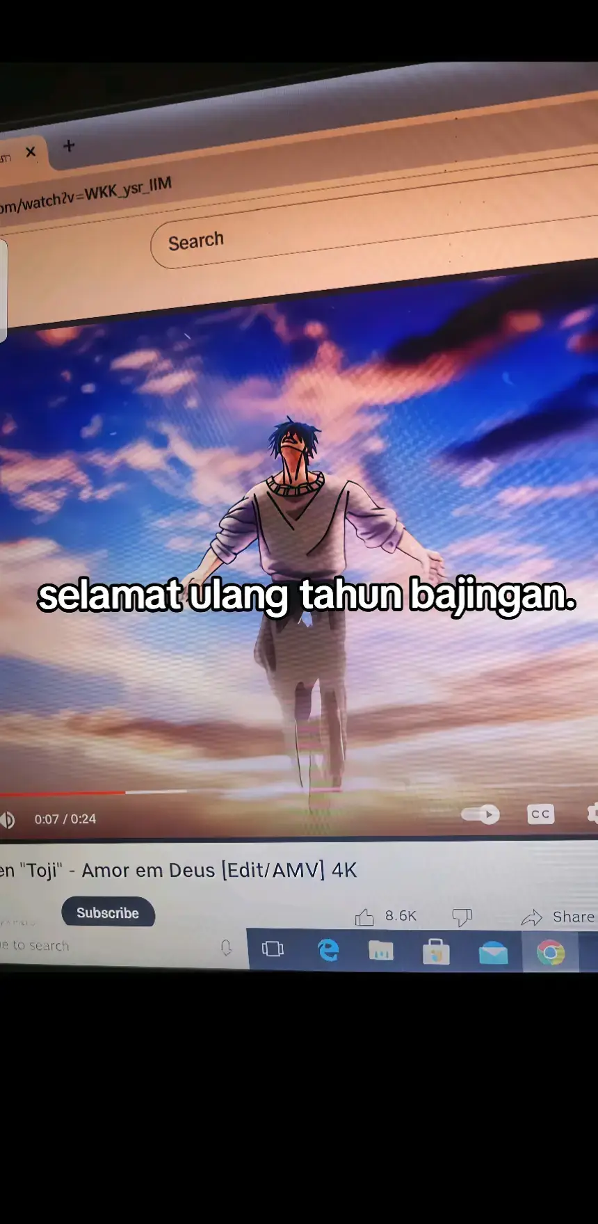 Hari ini ulang tahunku. Seharusnya ini hari yang spesial, tapi entah kenapa rasanya sama saja atau malah lebih sepi dari biasanya. Tidak ada kejutan, tidak ada kue dengan lilin yang ditiup sambil berharap sesuatu yang lebih baik. Hanya aku, sendirian, menatap layar ponsel yang sepi notifikasi. Dulu, ulang tahun selalu penuh tawa. Ada orang-orang yang mengingat, ada pesan-pesan panjang yang terasa tulus. Sekarang? Mungkin semua orang sibuk, atau mungkin aku memang tidak sepenting itu lagi di hidup mereka. Waktu berjalan, semuanya berubah. Aku berubah. Mereka berubah. Aku scroll media sosial, melihat orang-orang lain merayakan harinya dengan penuh kebahagiaan. Ada yang mendapat kejutan dari teman-temannya, ada yang dikelilingi keluarga hangat, ada yang tersenyum dengan seseorang yang spesial di sampingnya. Aku? Hanya bisa menatap layar, bertanya-tanya, apakah ada yang benar-benar ingat tanpa harus diingatkan? Di kepalaku, aku terus meyakinkan diri sendiri, 