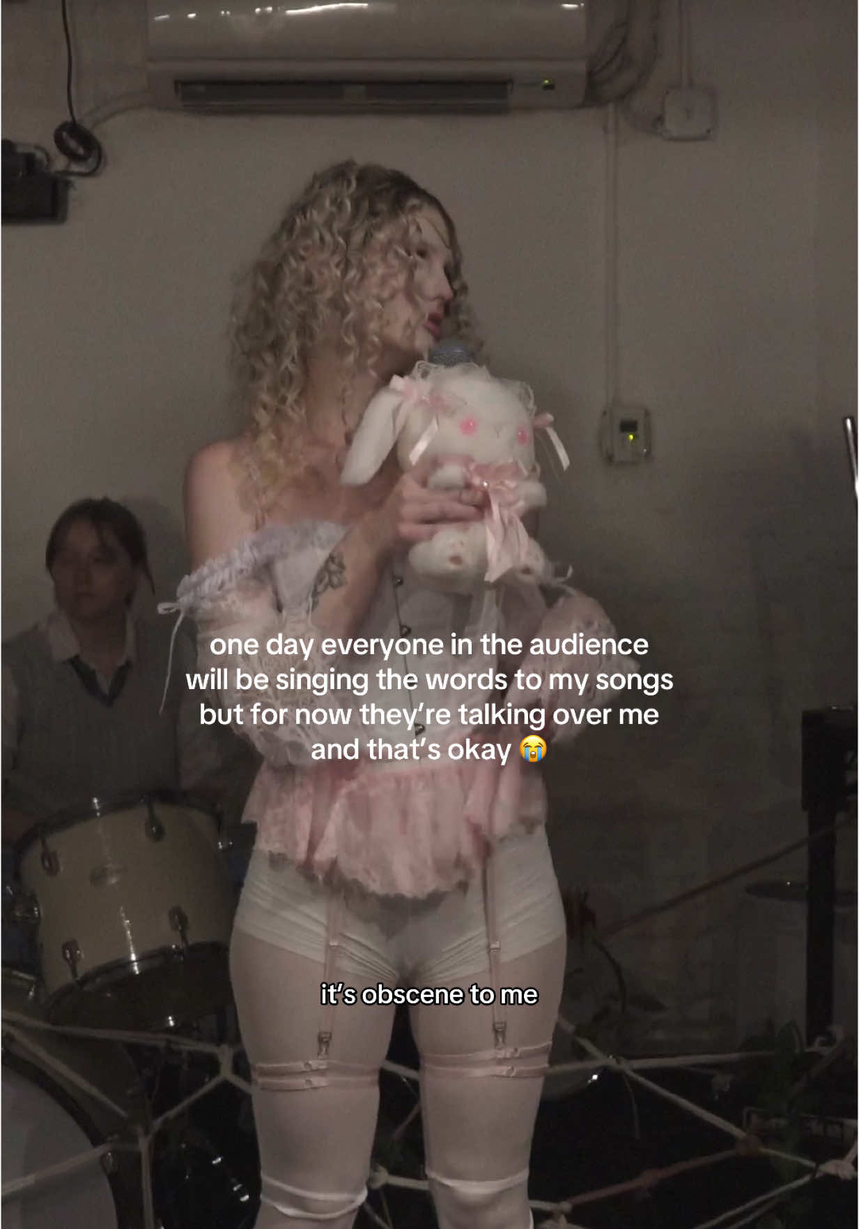 it’s been a few months since this day… & now i have a FREE show in nyc 6/3 so i’ll post back to lyk if anything changed heheh 🤞 if u wanna come there’s a link in my bio or comment “nyc” and ill dm it to you yayyy #raegan #mean #upcomingartist #liveperformance 