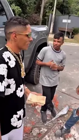Ajudando os meninos da obra. #buzeira 