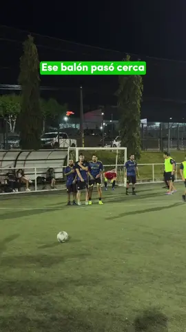 Pasó cerquita… cerquita del paradero 😂🎯⚽ #TiroLibreConCueva #JugadaPreparadaPaLaGalería #FútbolChileno #MiAmigoElQueLePega