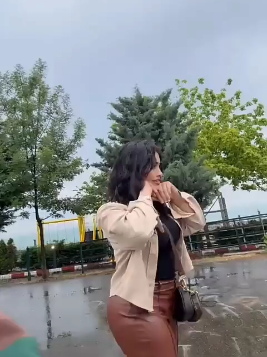 Onun güzelliğinden bahsederken onu tarif etmeyeceğim, çünkü kelimeler onun güzelliğini tarif etmeye yetmez.