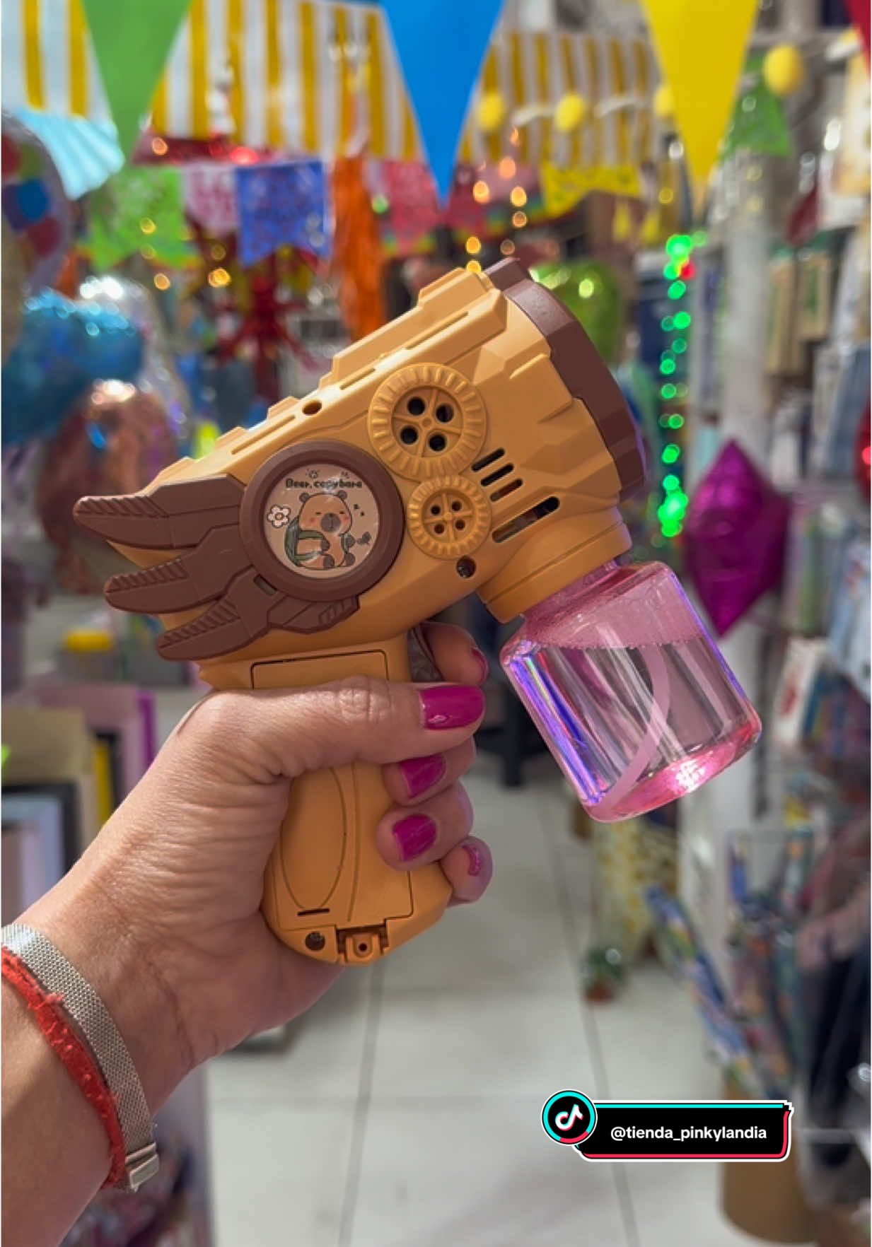 “¿Ya viste la pistola de burbujas modelo Capibara  que va a arrasar en todos los cumples este año? ✨🫧” “Solo mirá esto… ¡es magia líquida! 💖” “Disponible en Pinkylandia  #burbujas#tiktokargentina#tiktokviral #fip#pinkylandia #capibara #capibaras  #productosexclusivos #todoloquebuscas #soloenpinkylandia #