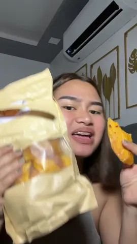 Napakaingay mo kumain bi HAHAHAHA #driedmango #3ffood #manggo #saltandchiliflavor #fyp 
