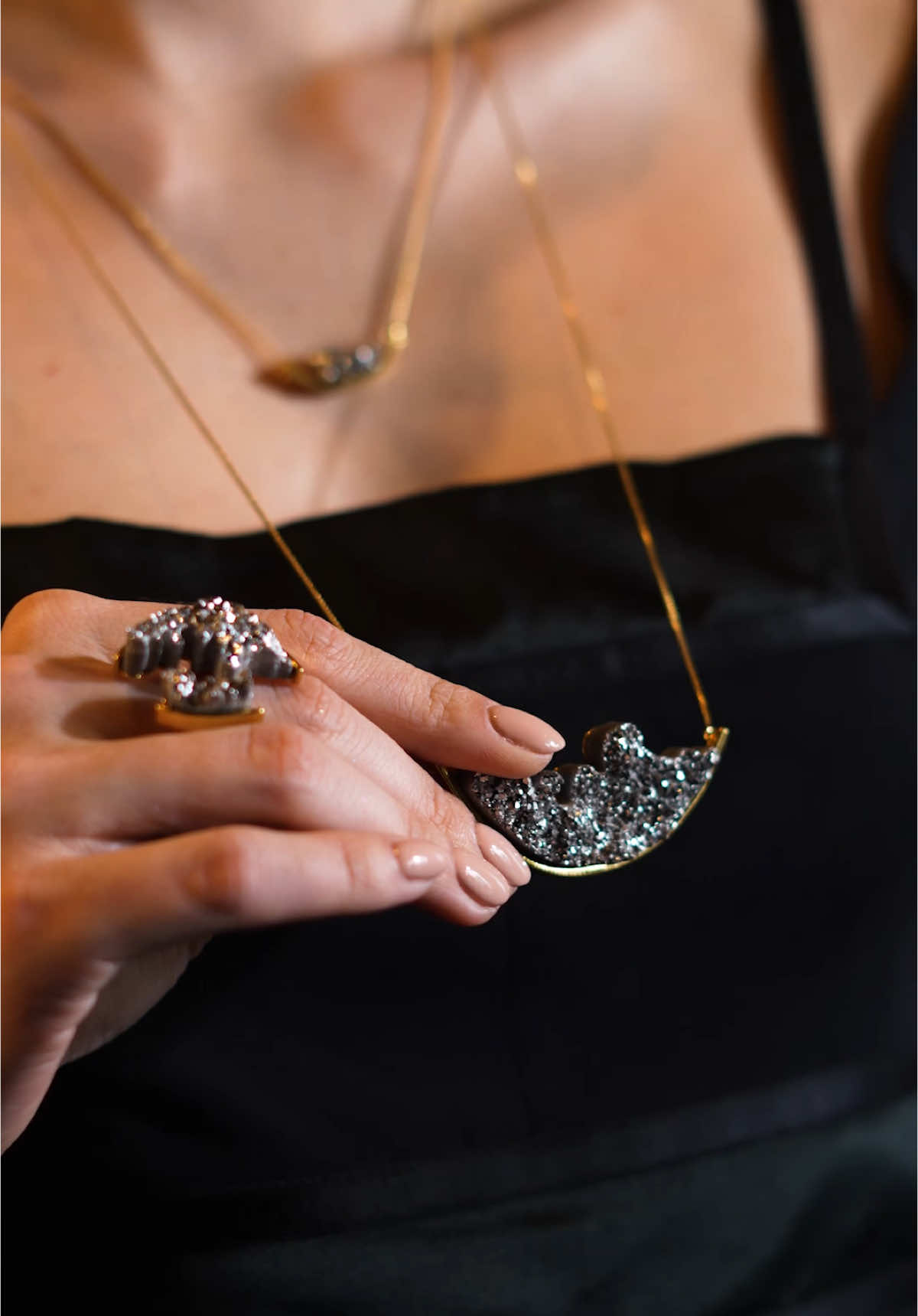 Coleção Lunar chegou para iluminar ainda mais você! ✨ Peças em drusa platinada que encantam no primeiro olhar - colares, brincos e anéis com o poder e brilho incrivel das pedras naturais 🖤 Compre no nosso site ou WhatsApp #PedrasNaturais #drusaplatinada #drusa #acessorios #acessórios #acessoriosfemininos #moda #modafemenina #semijoiasdeluxo #trend #semijoia