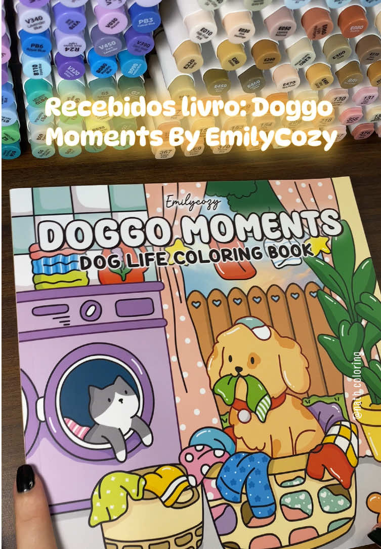 Chegou aqui o Doggo Moments by @emilycozycoloring e eu já to me sentindo adotada por 87 doguinhos em forma de página 🐶🧡 Um livro inteirinho só de momentos que aquecem o coração e arrancam sorrisos sinceros. Se você ama cachorro, se prepare: você vai querer morar dentro dele! 🐾🧡 (o link já está na minha bio!) Doggo Moments by Emily Cozy Coloring just arrived and I already feel like I’ve been adopted by 87 dogs in paper form 🐶🧡 It’s a whole book full of heartwarming moments and genuine smile-makers. If you’re a dog lover, get ready — you’ll wanna move right into it! 🐾🧡 #doggomoments #emilycozycoloring #coloring #fypシ゚ #coloringbook #colorir 