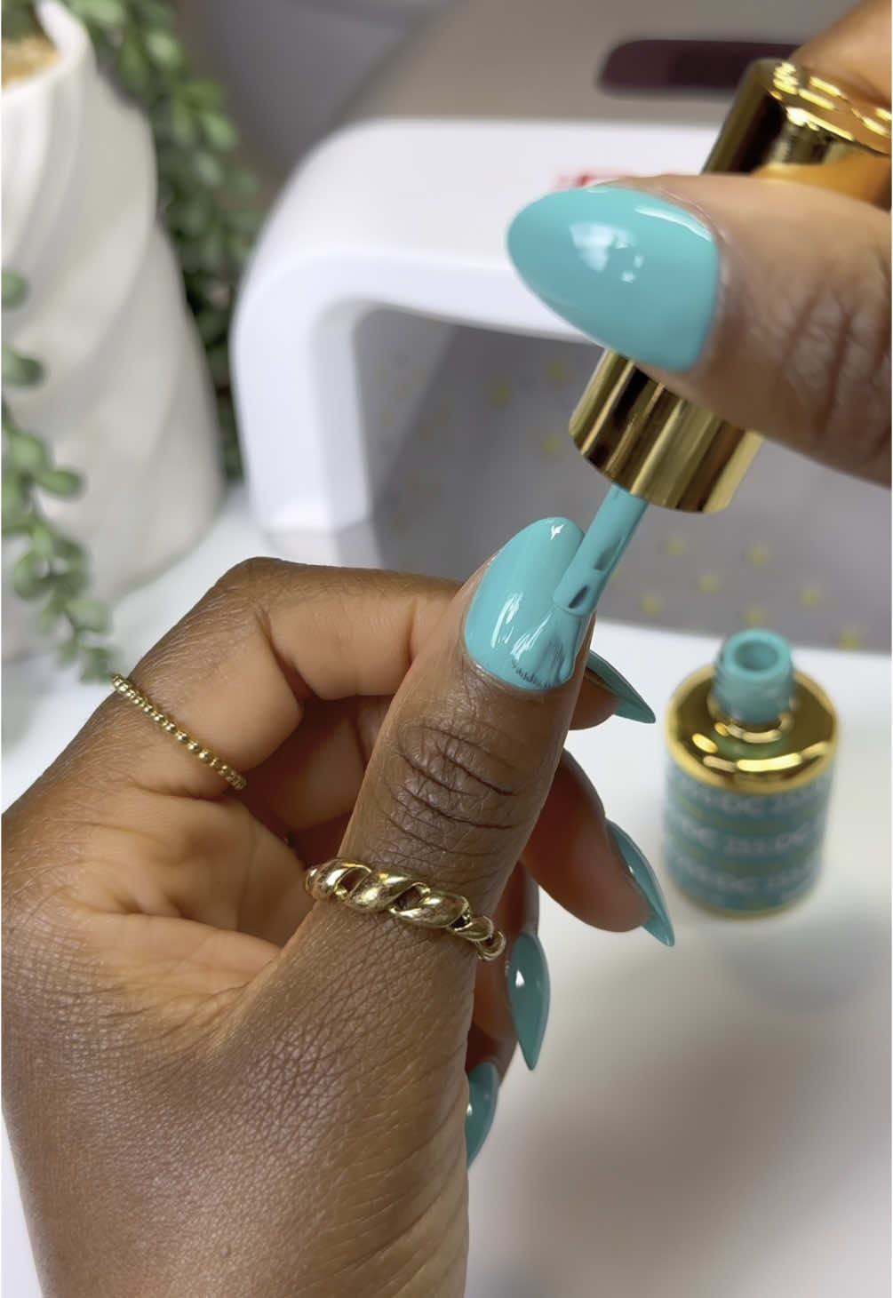 Tag @dndgel if you’re loving this shade  💰Discount Code: devinydnd25 Colors:  Chasing Summer #255 – An aquamarine teal nail polish, perfect for days at the beach @dndgel  • • #nailtechcheck #nailswatch #diynails #nailpolish #nails #DNDGel #DNDGelPolish #DNDgelpartner @dndgel 