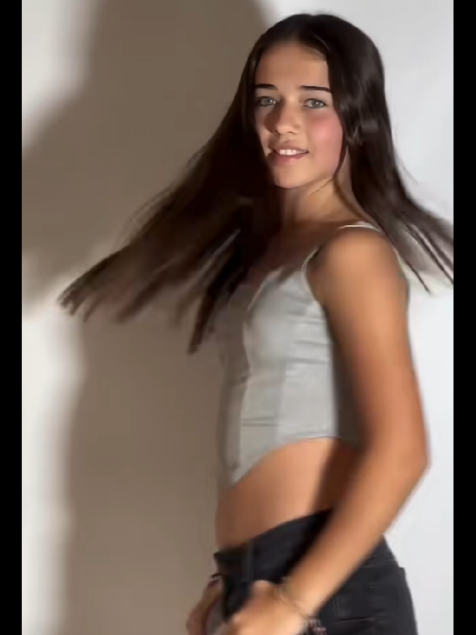 La señorita de modelaje es Paaulii hermosa y encantadora modelo de belleza 👍si te gusta el video opina y dejá tu comentario y un like  🙏🌍    #lipsync #fingerdance #outfit #randomshoot #fashiontiktok #musicaretro #SuperModel #ShopToker #TikTokShop #fypシ゚ 