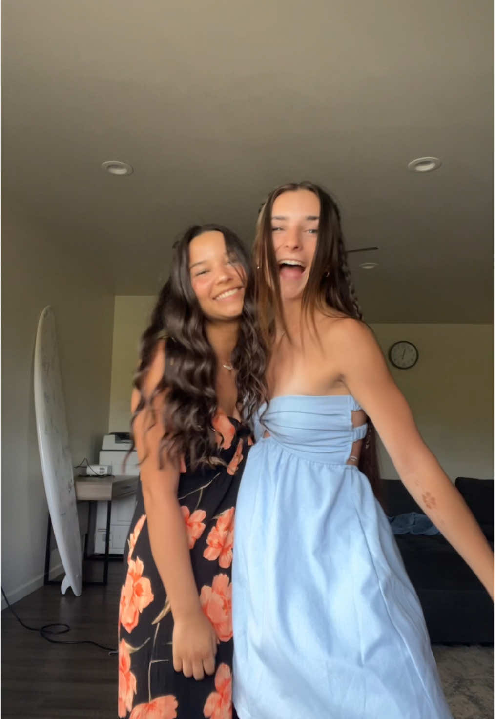 best dressed at the luau!@sophia_louiseee @Aleeyahleahpia @kenadiemendoza @savannah☀️🙈 #luau #hawaii #vacations #seniortrip #outfit 