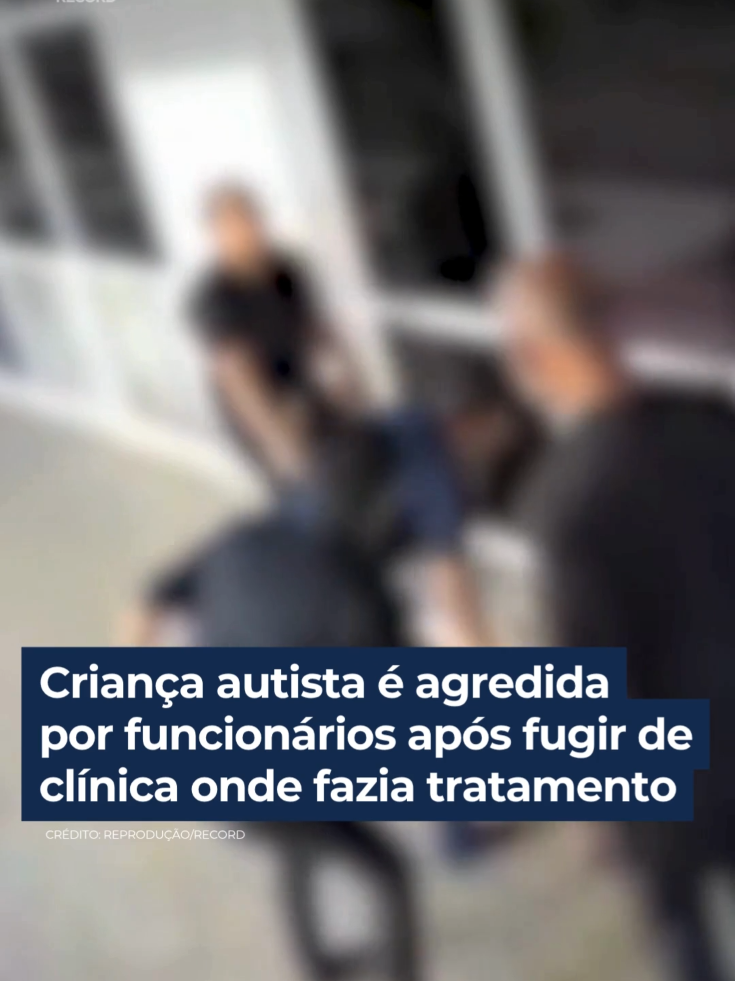 FLAGRANTE | Uma criança de oito anos com autismo, foi arrastada por duas funcionárias de uma clínica especializada, depois de fugir do prédio, em Brasília (DF). O caso foi registrado como maus tratos. A Polícia Militar foi acionada e levou para a delegacia duas funcionárias da clínica, uma psicóloga e uma fisioterapeuta, que aparecem nas imagens arrastando o menino. Elas prestaram depoimento e foram liberadas depois de pagar R$ 3 mil de fiança, cada uma. A diretora da clínica disse que as terapeutas envolvidas foram afastadas. 👉 Veja essa e outras notícias em R7.com/JornalDaRecord #JornalDaRecord #JR24H