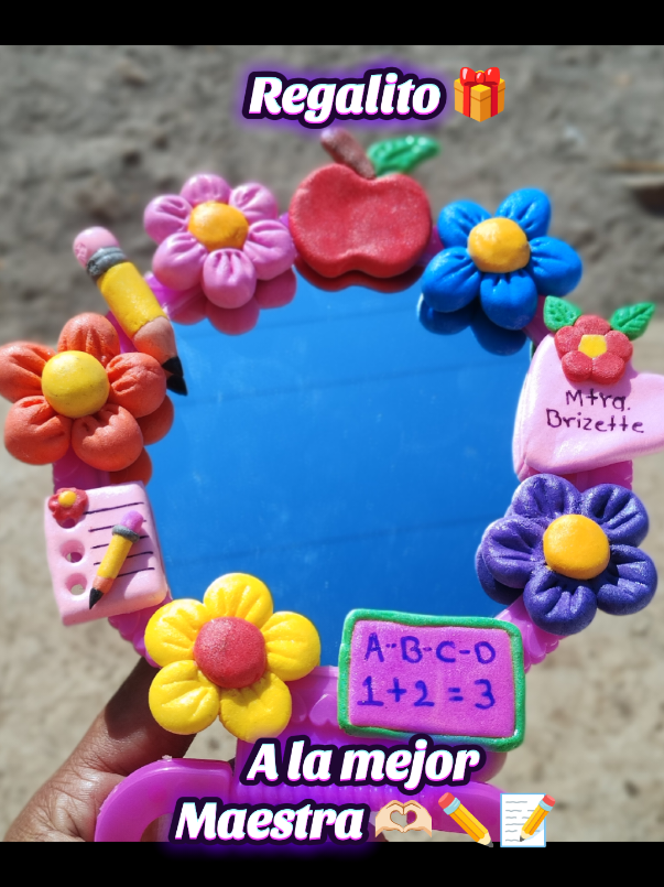 Nosotros los más artísticos 😌 (no salió como lo pensamos, pero algo salió 😂) #regalodiadelmaestro #escuela #primaria #hijo #detalle #cariño #maestra #familia
