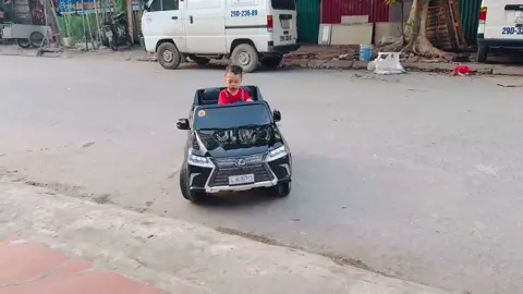 Bé 22 tháng tự lái xe ô tô điện trẻ em Lexus Lx570, ba mẹ yên cứ yên tâm khi giao vô lăng sớm cho các bé chủ động