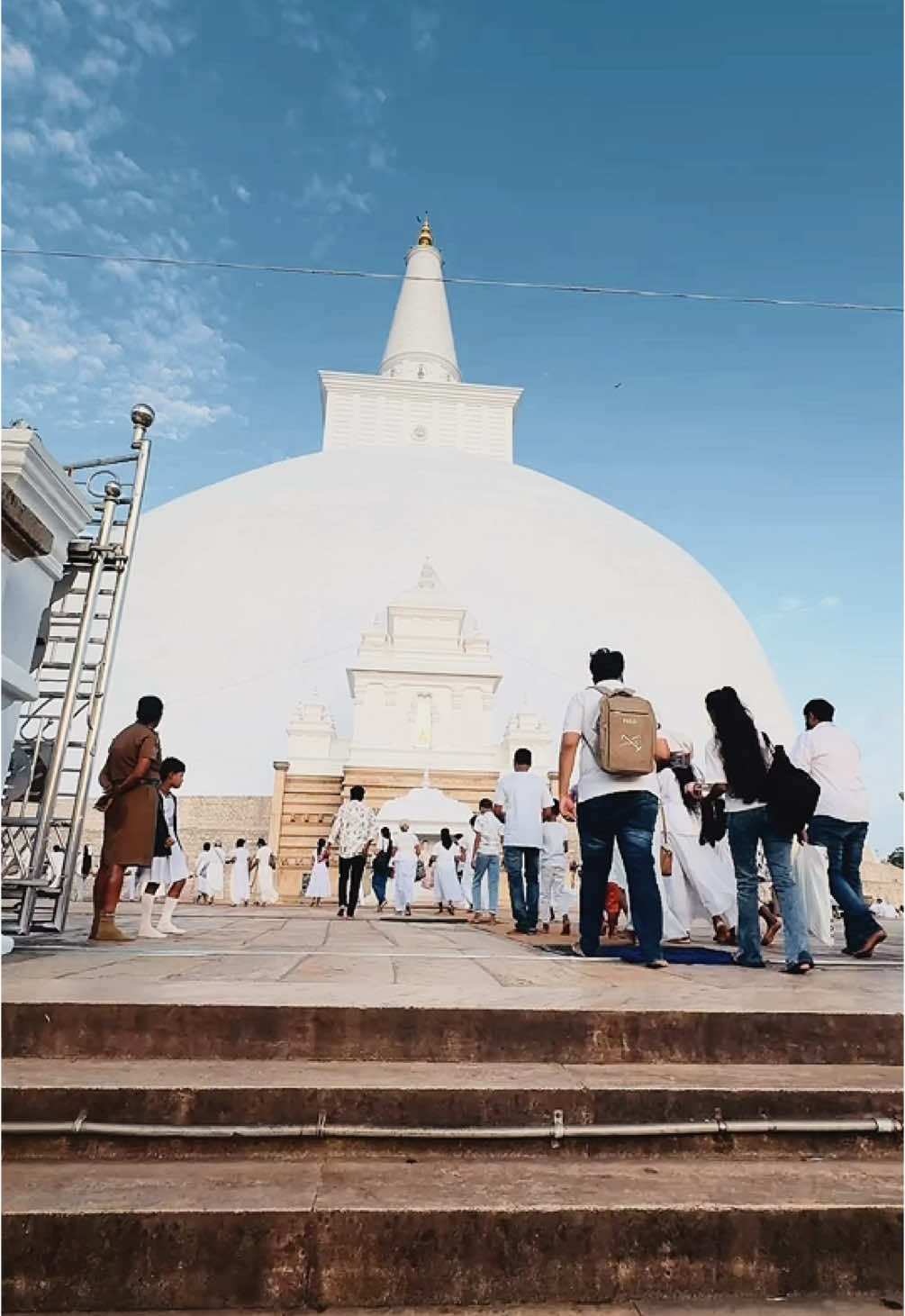 ද්‍රෝණයක් පමණ ශ්‍රී සර්වඥ ධාතූන් වහන්සේලා රශ්මි විහිදුවන නිර්මිත බුදුරුවක් තුළ යම් දාගැබක සැතපෙන සේක්ද ස්වර්ණමාලී නමින් පහල වූ ඒ මහාර්ඝ වූ මහා ස්ථූපරාජයාණන් වහන්සේට දොහොත් මුදුන් තබා සාදර ගෞරව භක්තියෙන් මම නමස්කාර කරමි..!🙏💐🤍 #ruwanwalimahasaya #ruwanwalisaya🤍  #anuradhapura #ruwanwalisaya🙏 #fpyシ #viral #srilanka🇱🇰 
