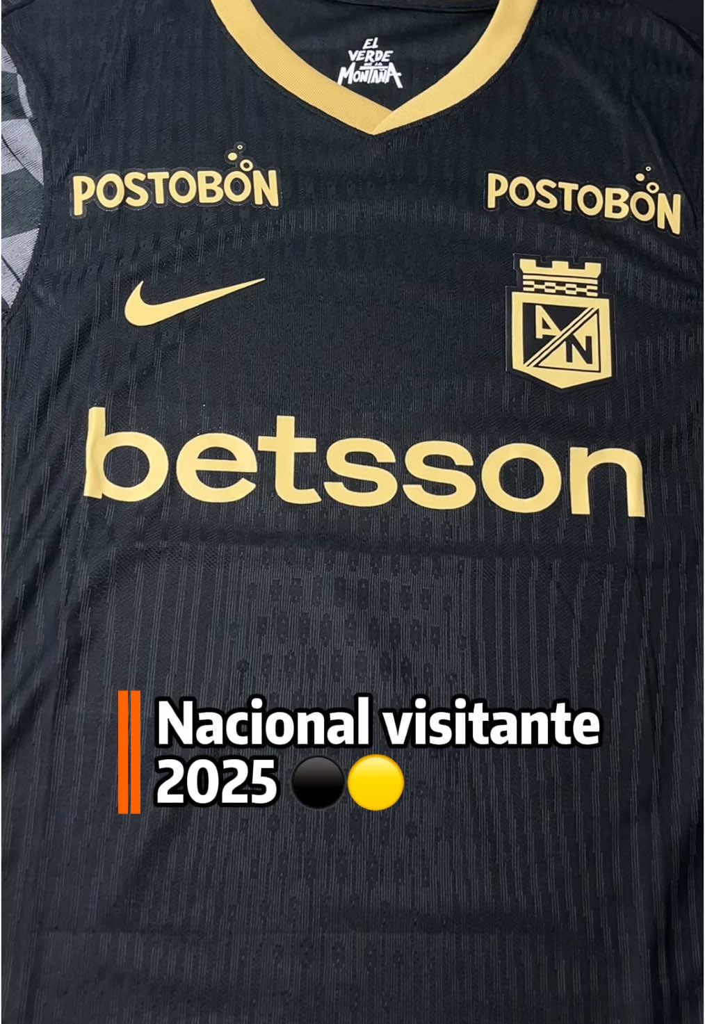 5 Beneficios de nuestra camiseta estilo profesional: 1.Tecnología transpirable premium Hecha con tela ligera y ventilada, ideal para mantenerte fresco en partidos o entrenamientos intensos. 2.Ajuste deportivo tipo jugador Su corte entallado está inspirado en los uniformes de alto rendimiento que usan los profesionales en la cancha. 3.Diseño con detalles auténticos Incluye acabados y gráficos de alta fidelidad que imitan los usados por tus ídolos. ¡Para sentirte parte del equipo! 4.Ideal para uso deportivo o casual Perfecta tanto para jugar como para lucirla con estilo en tu día a día. 5.Tela resistente y duradera Confeccionada para aguantar múltiples lavadas sin perder su forma ni sus colores intensos. Pídela tuya en www.futbolerotienda.com Líneas de contacto 📲 1) 3228227454 2) 3167300775 3) 3209438960 Hacemos envíos a todo el país 🇨🇴🚛⚽️ #verdolaga #futbolero #futbolerotienda 