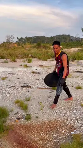 Looking for gold and panning for gold buried in river walls #viralvideo #golddiscovery #mininggold #goldpanning #goldhunter #foryou #foryoupage 