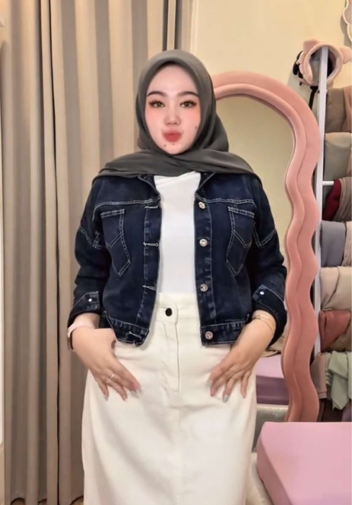 Cakep bgt aslinya ini jaket🤏🏻🤍 #jaketjeans #jaket #atasanwanita #fypシ゚ #outfitinspo #outfitideas #masyaallahtabarakkallah 