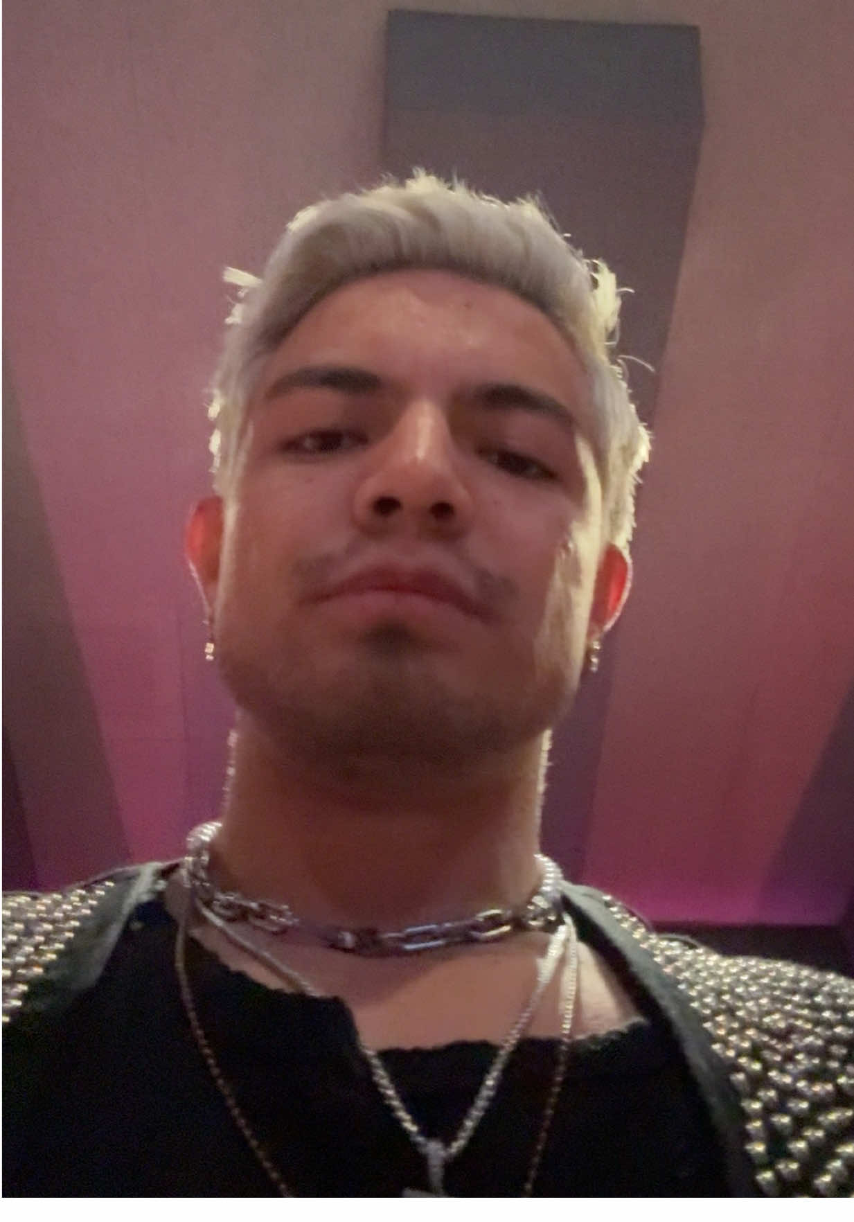 BTS for you guys, I usually don’t post about my creative process…. But I’m really want to open up for you guys now, my life is diffent, I’m a different person, I have a team I’m greatful to count with, I’m building something big, this is a track I’m working on from my first Studio Album, this is me raw, working in the studio, let me know if u want to know more about me and my personal life 🎶🤘🏼#fyp #fypシ #fyppage #foryourepage #parat 