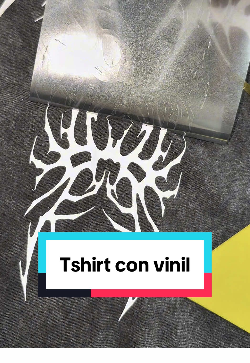 como hacer diseños con vinil? 👀 #playeraspersonalizadas #emprendimiento #tshirt #planchasublimadora #tutorial 