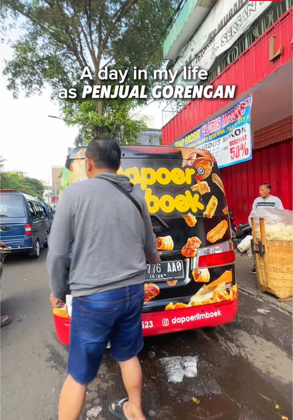 Mulai dari belanja di pagi hari hingga terus menggoreng laris manis sampai sore hari. 🙌🏻🤩 Yuk ikutin keseharian seru a day in my life as a penjual gorengan Dapoer Limboek! 😎✨ Siap-siap ngiler dan terinspirasi. Tonton sampai habis, ya! #adayinmylife #DapoerLimboek #CamilanSiang  #DapoerLimboek #GorenganEnak #CamilanSore #JajananKekinian #CamilanGurih #JajananViral #malangfoodies #Kulinermalang  #Kulinerhits #fyp #malangkuliner #gorengansultan #GorenganFrozen #BernardiFactoryShop #FrozenFood  Outlet kami: 📍DAPOER LIMBOEK Jl. Tretes 6, Malang. Everyday ⏰09.00-15.00 WIB 📍DAPOER LIMBOEK ORO-ORO DOWO (Ex Kedai mburi)  Everyday ⏰ 11.00-18.00 WIB  📍DAPOER LIMBOEK PANDANWANGI Jl. Simpang Sulfat Utara No. 9.  ⏰ 13.00-19.30 WIB (rabu libur) Order:  📱WA : 081 373737 523 🛵 GoFood : Dapoer Limboek 🛵 GrabFood : Dapoer Limboek  🛵 ShopeeFood : Dapoer Limboek 📦 Tokopedia/Shopee : Dapoer Limboek  ✔️Halal