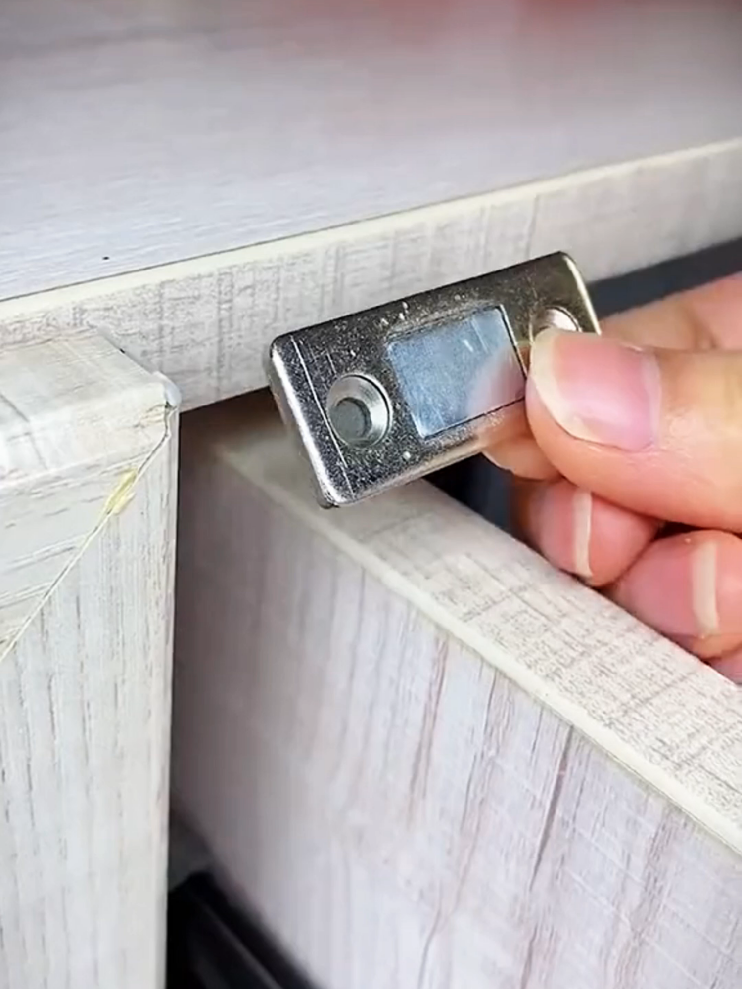 Nhỏ vậy thôi mà cứu cả cái tủ 😅 Dán phát là dính, khỏi gọi thợ, khỏi bực mình! Chốt cửa mini hít nam châm siêu tiện lợi  #chotcuanamcham #chotcuathongminh #noithatthongminh #dodungtienich