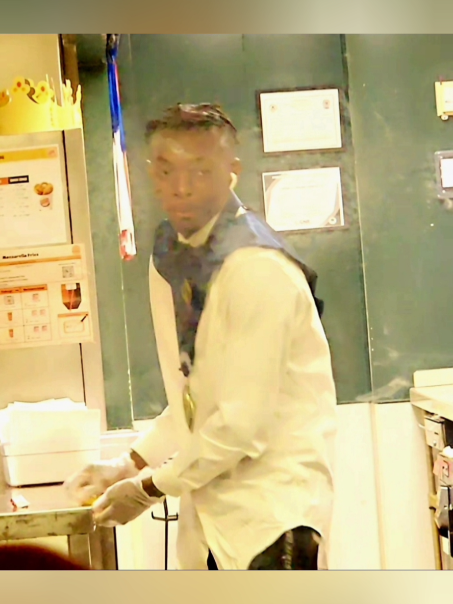 This young man deserves a scholarship!!!! @Carlos_Eduardo_Espina   @Burger King  #daculaga #burgerking #youngkid #graduated  #hardworking #pesopluma #nuevavida 