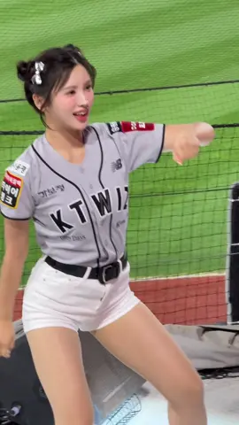 정원이랑 같이 샤브올데이 먹으러 가실 분 ! 김정(Kim Jungwon)치어리더 샤브올데이 댄스타임 #ktwiz #cheerleader #김정원 #김정원치어리더 #김정원치어리더 #kimjungwon #fancam #reels #like #shorts 