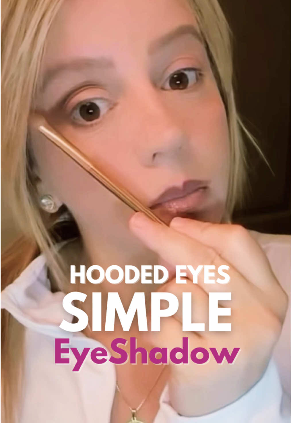 👀 Struggling with hooded eyes? This 3-shadow hack will change your eyeshadow game forever! ✨ 👉🏻 If you have hooded eyes, you don’t need a dozen brushes or 20 shades. This is my go-to technique using just 3: 🤍 A soft beige as your base 🌑 A dark tone to lift the crease 💫 And a shimmer for that perfect pop! It’s fast, flattering, and foolproof! 🙌 Watch how I do it step-by-step 💄 Tell me! Do you also have hooded eyes? 👇🏻 #HoodedEyesMakeup #EyeshadowHack #SimpleMakeupTips #MakeupForBeginners #makeuptransformation@Natasha Denona @sephora 