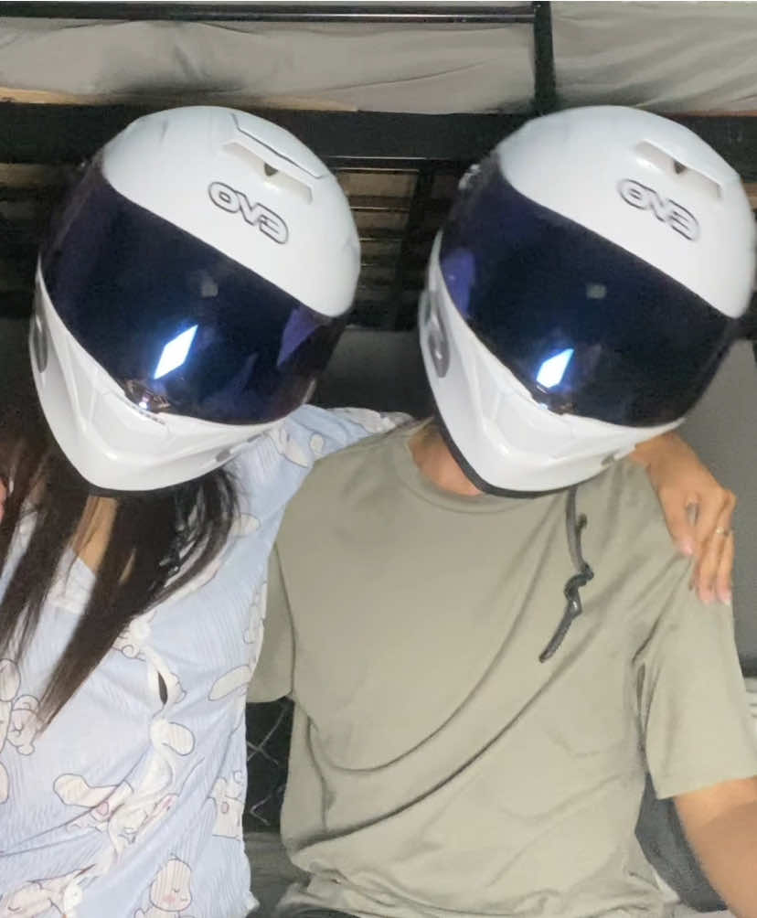 unboxing our first couple helmet ✨ finally!! nabili rin natin to @Andrei Carangan more ride to come❤️ #evohelment #couplehelmet 