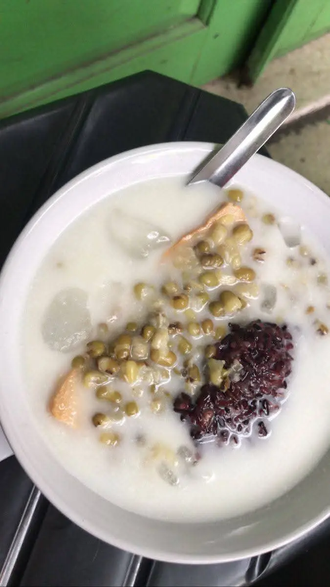 resep bubur kacang hijau yang sederhana dan lezat: Bahan-bahan: 250 gram kacang hijau, rendam selama 2–3 jam (atau semalaman untuk hasil lebih empuk) 150 gram gula merah, serut halus 50 gram gula pasir (opsional, sesuai selera manis) 2 lembar daun pandan, ikat simpul 1/2 sendok teh garam 1 liter air Bahan kuah santan: 200 ml santan kental 1 lembar daun pandan 1/4 sendok teh garam Cara Membuat: Rebus Kacang Hijau: Tiriskan kacang hijau yang sudah direndam. Rebus dengan 1 liter air dan daun pandan hingga empuk (sekitar 30–45 menit). Bisa juga gunakan presto agar lebih cepat. Tambahkan Pemanis: Setelah kacang empuk, masukkan gula merah, gula pasir, dan garam.Masak sambil sesekali diaduk hingga gula larut dan kuah sedikit mengental (sekitar 15–20 menit). Masak Kuah Santan: Rebus santan bersama daun pandan dan garam sambil diaduk terus agar santan tidak pecah.Angkat setelah mendidih. 