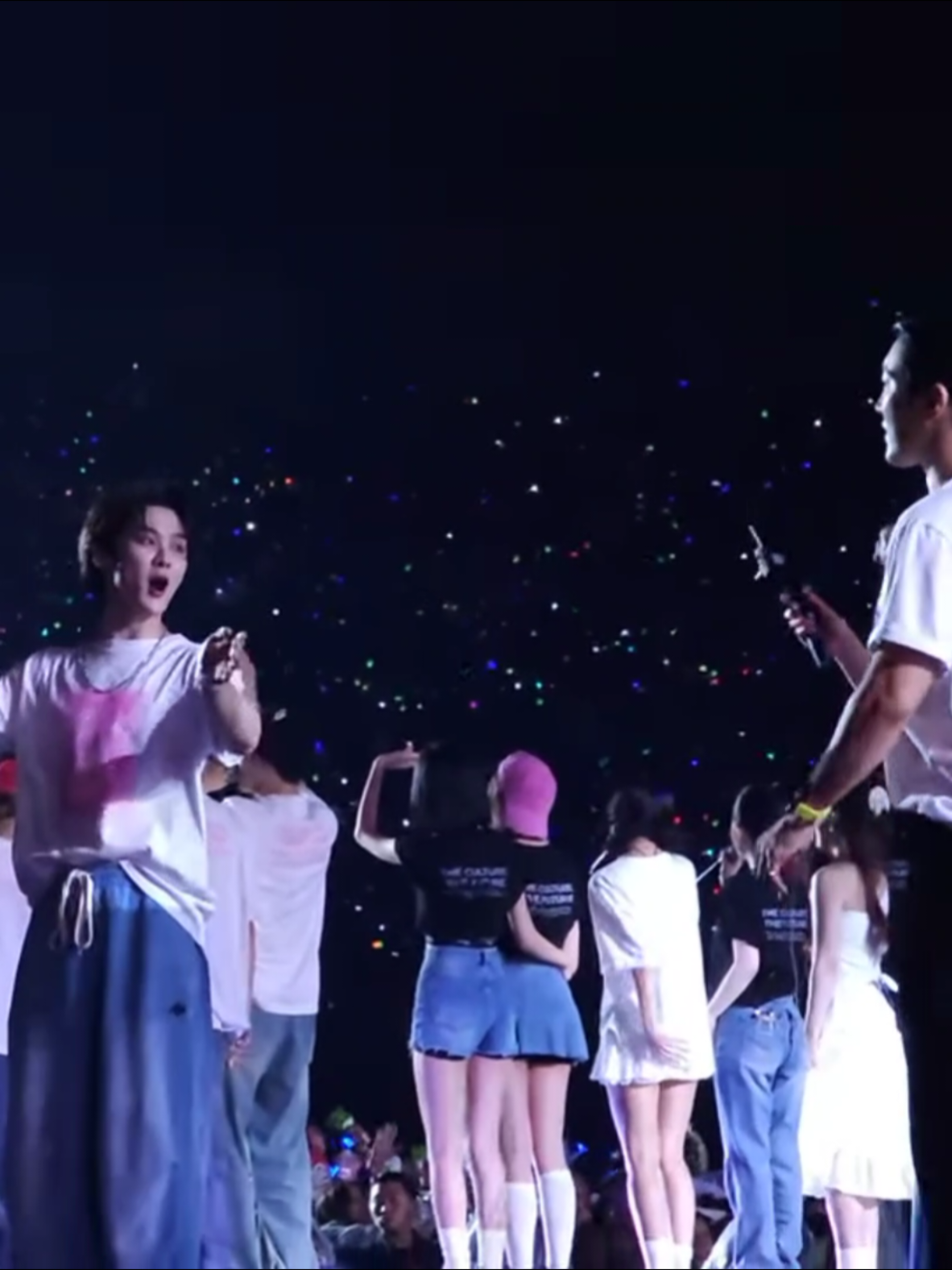 another pov woomen/cawooz at smtown Mexico..salfok sama tangan jiwoo nemplok pinggang carmen wkwk udah hak paten lah ya🤭😆 #jiwoo #지우 #carmen #카르멘 #hearts2hearts #하츠투하츠 #h2h #smtown #smtown2025 #woomen #cawooz #06line #together #foreveryoung #fyp #fypage #hatuha #hatchu #s2u #foryou 