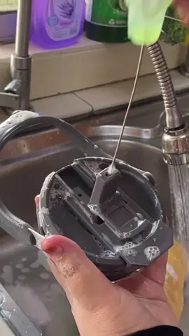 Ramai tau guna jer tumbler tapi tak pernah cuci betul2 . Padahal dah hitam and berlendir dah . Sebab tu kena ada kat rumah berus khas cuci botol ni #berus #berusbotol #berus5in1 #Brush 