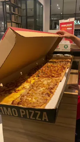 Promo TikTok Limo pizza 1 meter cuma 284.000 saja #pizzahut #limopizza #pizzahutpaal2 #manado #pizza #vouchertiktok #fyppppppppppppppppppppppp 