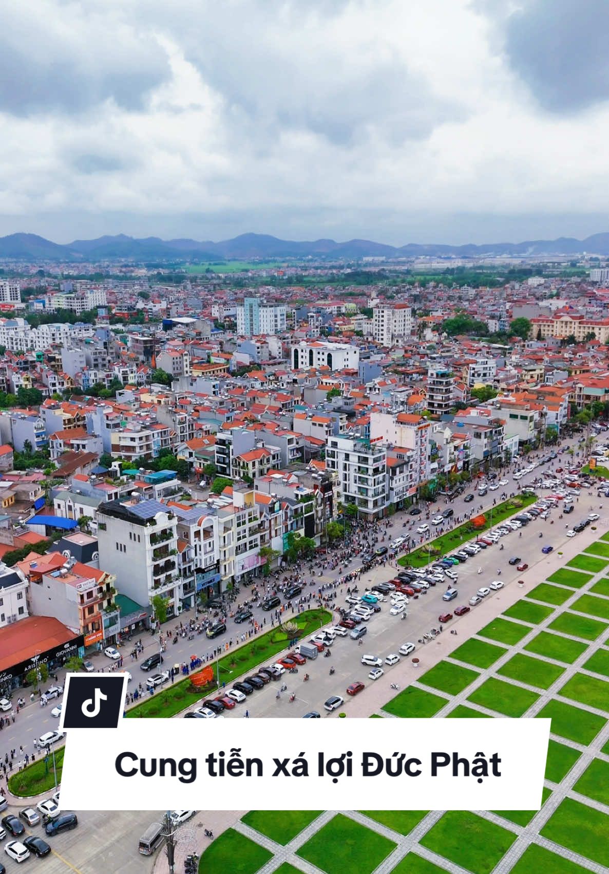 Cung tiễn xá lợi Đức Phật từ chùa Bái Đính về chùa Phúc Sơn (Tân Yên) đi qua quảng trường 3/2 Thành Phố Bắc Giang. #bắcgiang #xaloiphat #xaloi #bacgiang98 #chuaphucson #baidinh #thichcamauniphat 