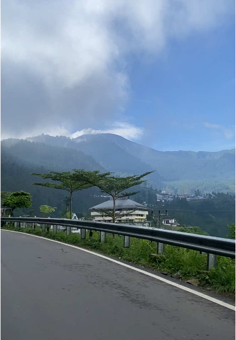 Jalanan sepi, angin dingin, dan kabut tipis di antara pegunungan. Ini bukan cuma perjalanan, ini proses healing. Menuju Guci, setiap tikungan bawa rasa tenang yang ga bisa dijelasin. Tag orang yang pengen kamu ajak ke sini… #HealingGuci #JalanMenujuGuci #ViewPegunungan #TikTokGo