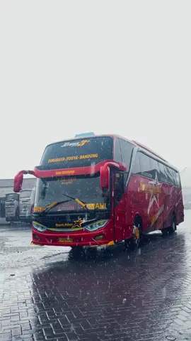 Rainy Vibes Garasi Sugeng Rahayu #sugengrahayupurwokerto #ptselamatsugengrahayu #sgloverz #penggemarsumbergroup #sumberselamat #sugengrahayucepat #busbandung #busbandung #sugengrahayubandung #jalurselatan #busjawatimuran #busjawabarat #busjogja #fyp #fyppppppppppppppppppppppp #rainyvibes 