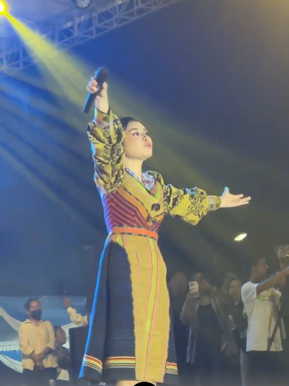 HUT Kabupaten Sumba Barat Daya Cinta Luar Biasa @andmeshkamaleng @vanessa.simorangkir  #vanessa #vanessazee #vanessasimorangkir #vanessazeehutsbd #konservanessaNTT #hutsbd 