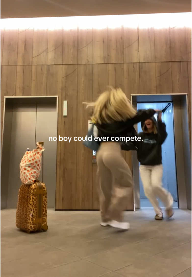 distance makes the heart fonder ❤️ no better feeling  #longdistancefriendship #bestfriend #reunited #hugs 