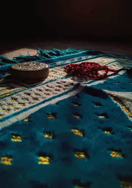 في بعض الاحيان لايمكنك العثور عل كتف تبڪي عليه ولڪن لديك الارض لتضع رأسك للأسفل لتذرف دموعك الى الله @رحہٰيٰق الہٰجنة 