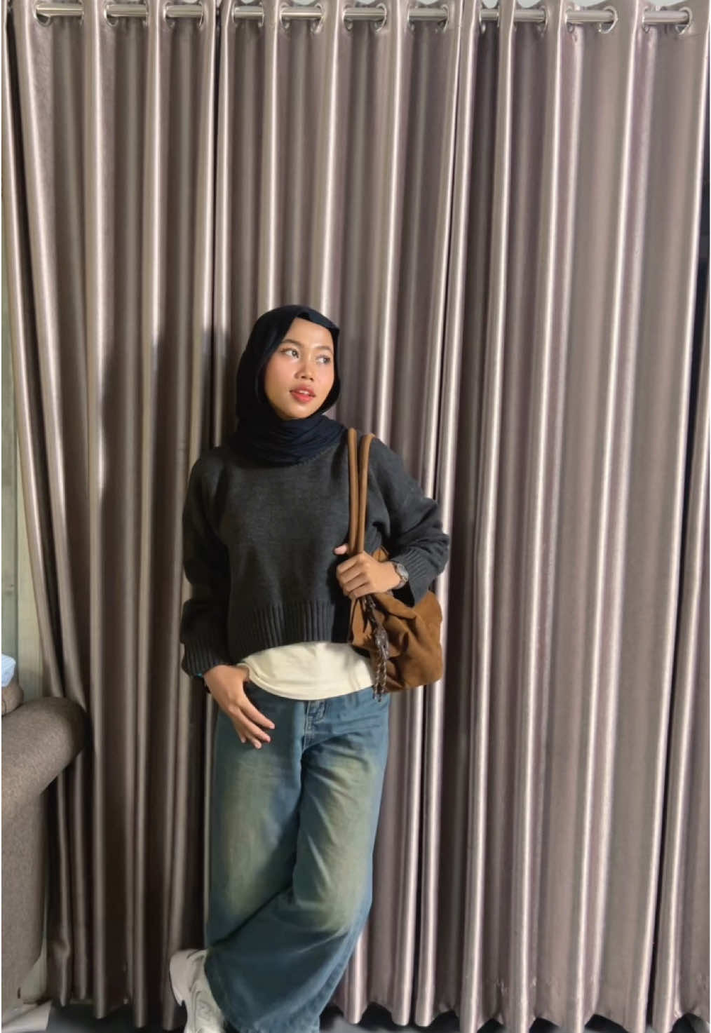 cakep bgt ya outfit layer” tuhh 😍 #sweaterrajut #sweateroversize #sweaterstyle #kasyaliasweater 