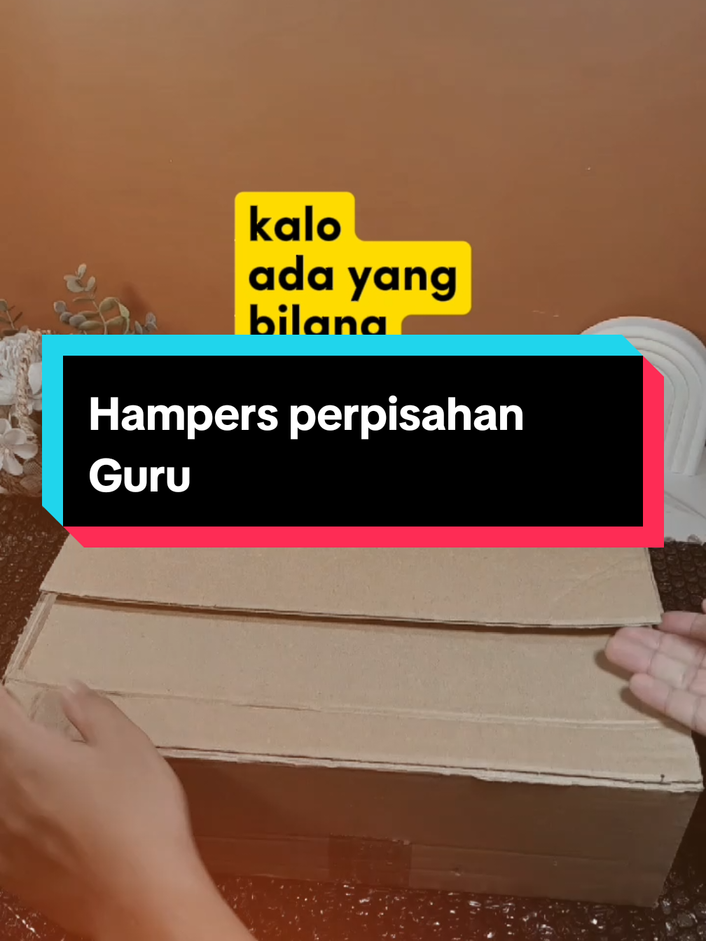 Sedih rasanya lihat anak peluk ustadzah di hari perpisahan… Makasih ya, Bu Guru… Kami cuma bisa kasih hadiah sederhana ini, semoga jadi pahala jariyah yg tak putus. ✅ Kualitas premium tapi harga murah  ✅ Termasuk kartu ucapan ✅ pas banget untuk Kado guru sudah dibentuk hampers guru #KadoGuruTK #HadiahPerpisahanTK #AlquranCustom #KadoUstadzah #KadoGuruMurah #HampersGuru #HadiahGuruTerbaik #KenangKenanganTK 