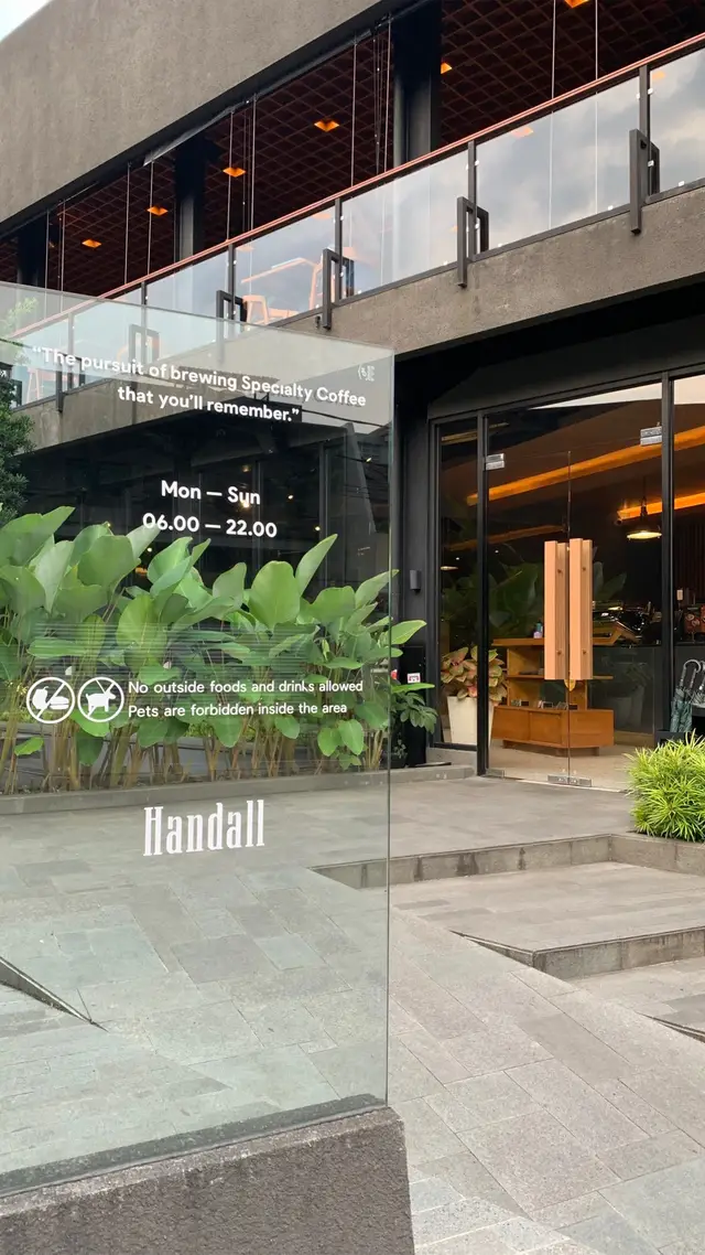 porsinya banyakk 🤤 wfc disini juga enak, cuma colokannya ga tiap meja ada #handall #cafe #dump #platter #malang 