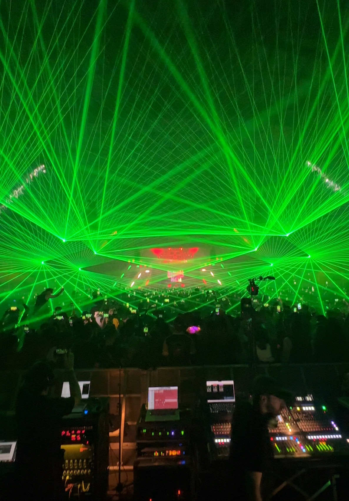Crowd reaction ‘down under’ just hits different 🫨 __________ Midnight Mafia - Cinco de Mayo 🇲🇽 #hsu #hsuevents #lastblast #showcreations #openingceremony #midnightmafia #lightshow #lasershow #hardstyle #sydney #australia #fireworks #indoor #foh #pov