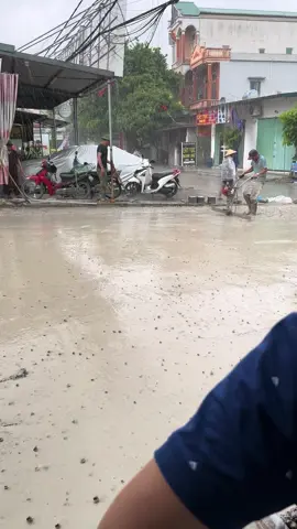 450m đổ bê tông xong mưa bão :(