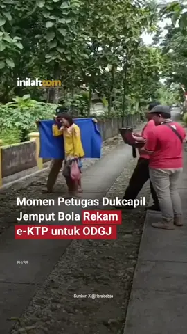 Pemerintah kota maupun provinsi di Indonesia mulai merekam dan menerbitkan Kartu Tanda Penduduk elektronik (e-KTP) bagi Orang Dengan Gangguan Jiwa (ODGJ).  Upaya ini dilakukan Dinas Kependudukan dan Pencatatan Sipil (Dukcapil) dengan metode jemput bola, sebagai bagian dari pelayanan publik yang inklusif dan berkeadilan. Salah satunya viral di media sosial, momen perjuangan petugas Dukcapil saat jemput bola rekam e-KTP pada ODGJ. Proses perekaman e-KTP bagi ODGJ menjadi tantangan tersendiri bagi petugas Dukcapil di lapangan. Dengan pendekatan humanis dan penuh kesabaran, mereka memastikan setiap warga negara tetap mendapat hak identitasnya. #inilahNews #ODGJ #eKTP #Dukcapil #Inilahcom #titiktengah #titikcerah 