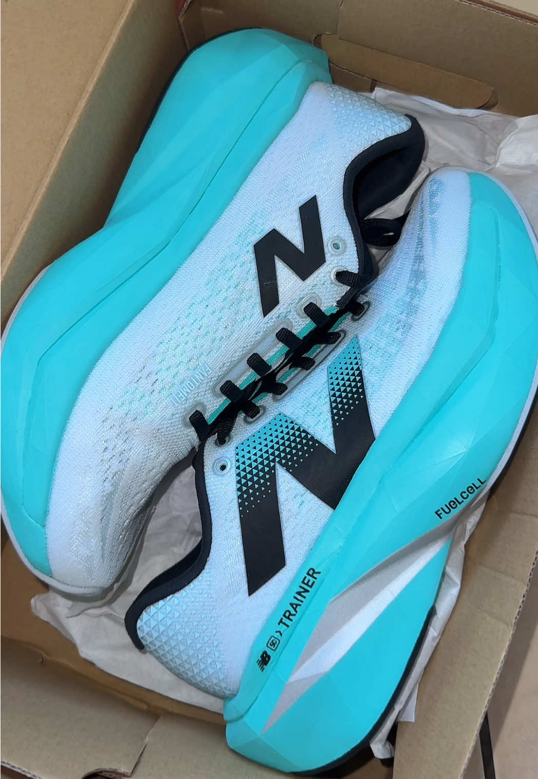 delivery day!! New Balance Fuelcell Supercomp Trainer v3 🏃🏼‍♀️ can’t wait to try them out for the rest of my training block 💙 @New Balance #newbalance #fuelcell #fuelcellsupercomp #fuelcellsctrainer #newbalanceshoes #runningshoes #runningshoesreview #runningshoeunboxing #runtok 