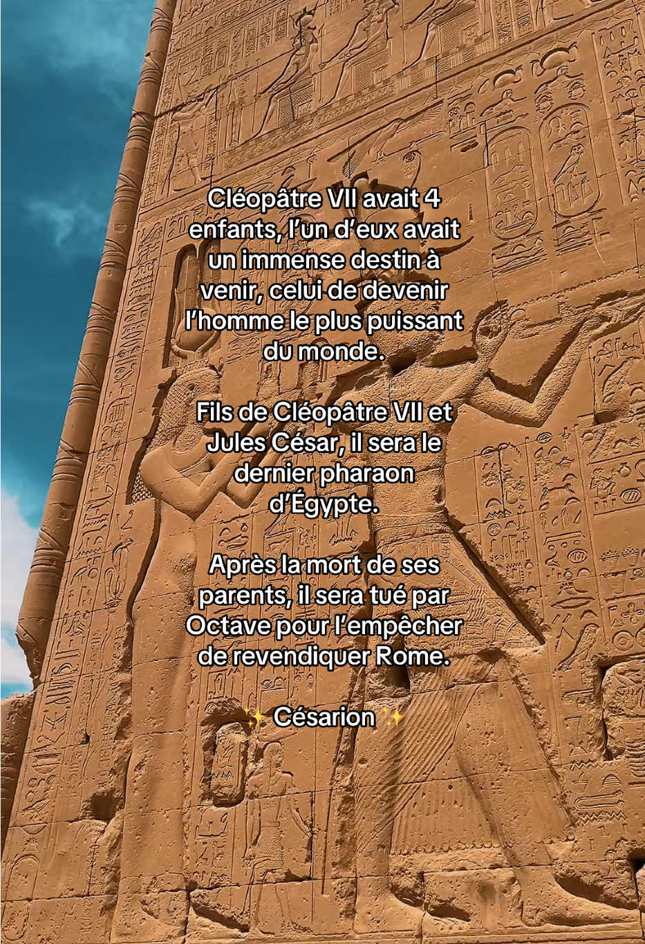 Césarion, dernier pharaon d’Égypte, fils de Cléopâtre et prétendument de Jules César, est une figure fascinante de l’Antiquité. Né en 47 av. J.-C. à Alexandrie, il porte le nom officiel de Ptolémée XV César, reflétant son héritage à la fois égyptien et romain. Dès l’âge de 3 ans, il est proclamé co-régent aux côtés de sa mère, symbolisant l’union des deux puissances et la continuité de la dynastie ptolémaïque. Pour Cléopâtre, Césarion n’était pas seulement son fils, mais aussi le garant de son pouvoir et de ses ambitions. Il représentait l’espoir d’un empire unifié, mêlant l’Égypte antique et la République romaine en pleine transformation. Mais ce rêve fut brutalement interrompu : après la défaite de sa mère face à Octave en 30 av. J.-C., Césarion est capturé alors qu’il tente de fuir. Il est exécuté sur ordre d’Octave, mettant fin à la dynastie ptolémaïque vieille de près de trois siècles. Oublié de l’Histoire pendant longtemps, Césarion reste le symbole tragique d’un héritier écarté, d’un pharaon enfant dont le destin aurait pu changer le cours du monde antique. #egypt #egypteantique #cleopatre #cleopatre7 #julescesar #cesarion 