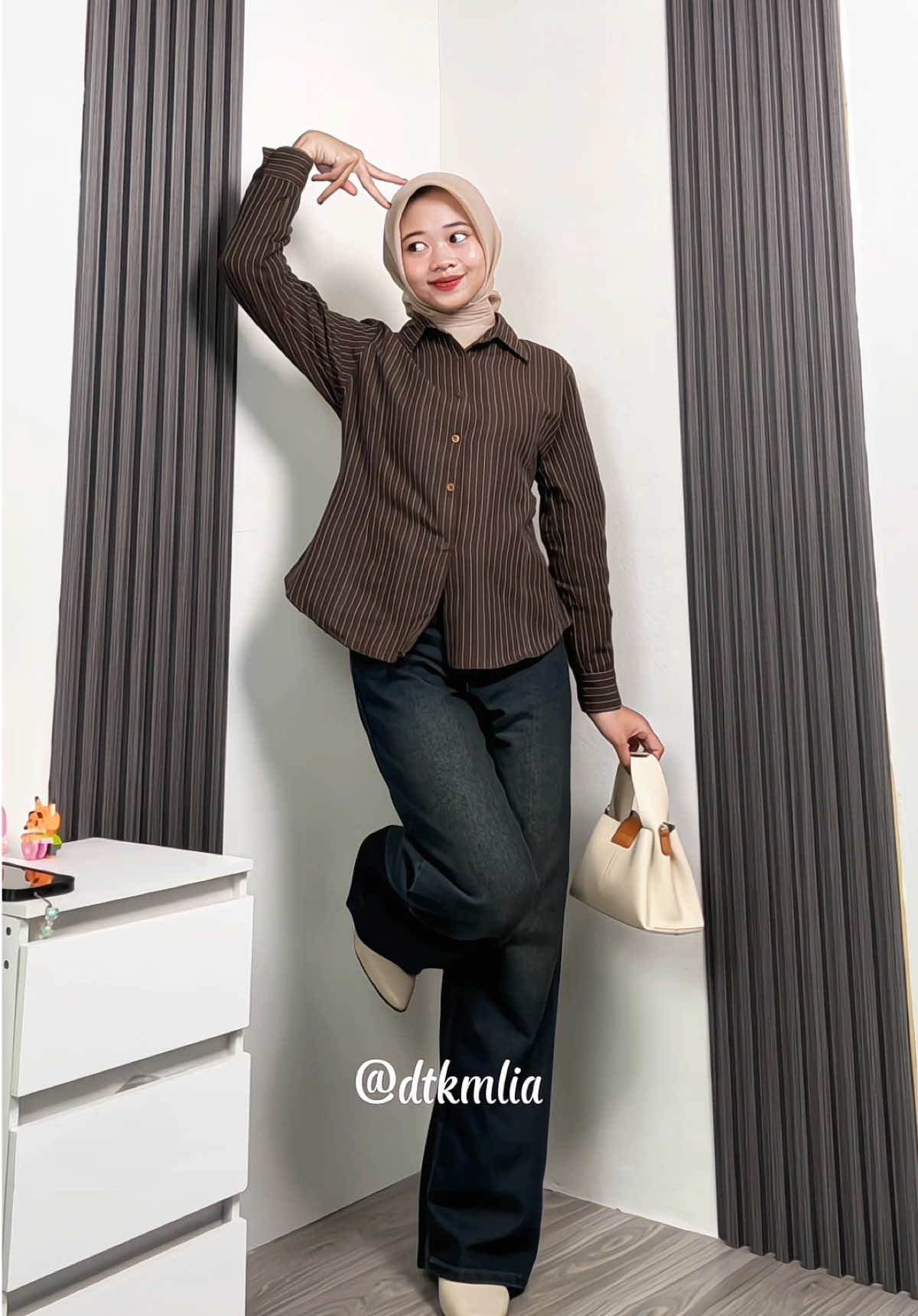 Omooo ternyata oke juga mix kemeja fitted sama baggy jeans🐾🍄