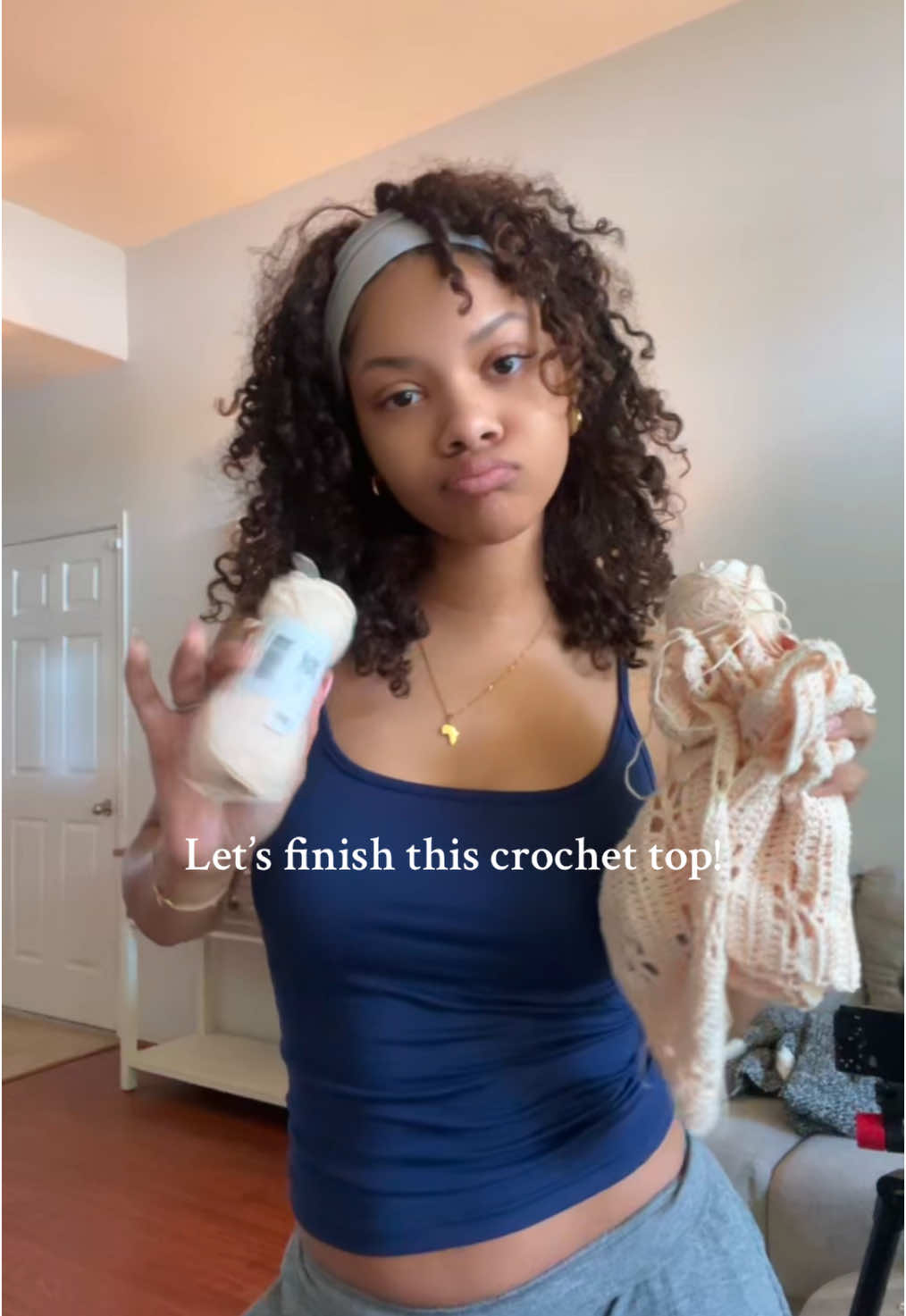 Pattern: @Isabella #crochettiktok #crochetersoftiktok #flowertop #viralvideo #crocheting #hobbii 