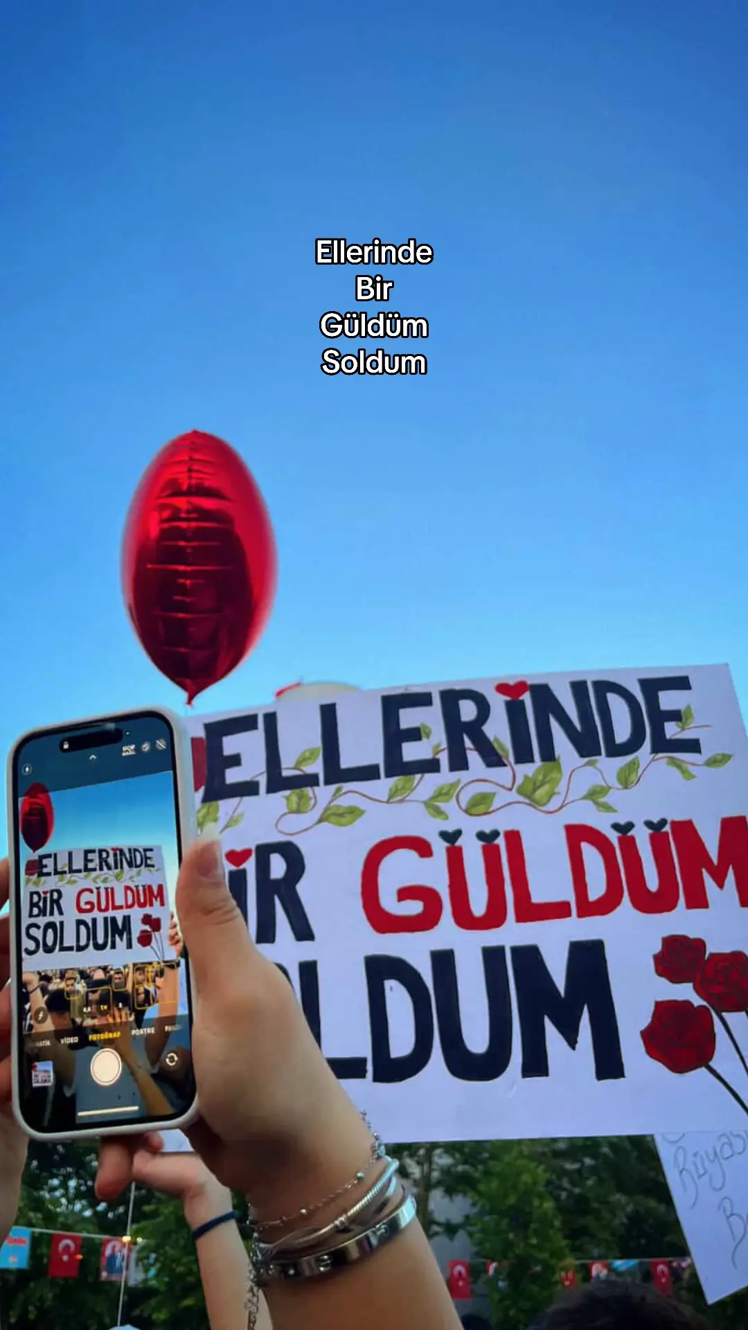 Ellerinde bir güldüm soldum